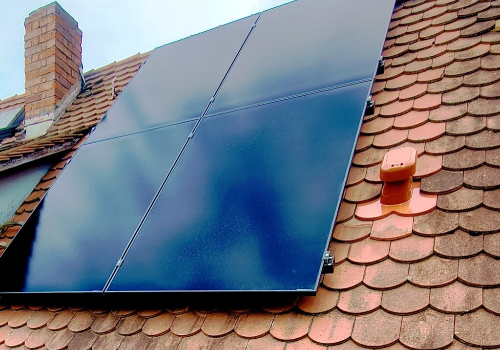 PV Module auf dem Dach eines älteren Hauses