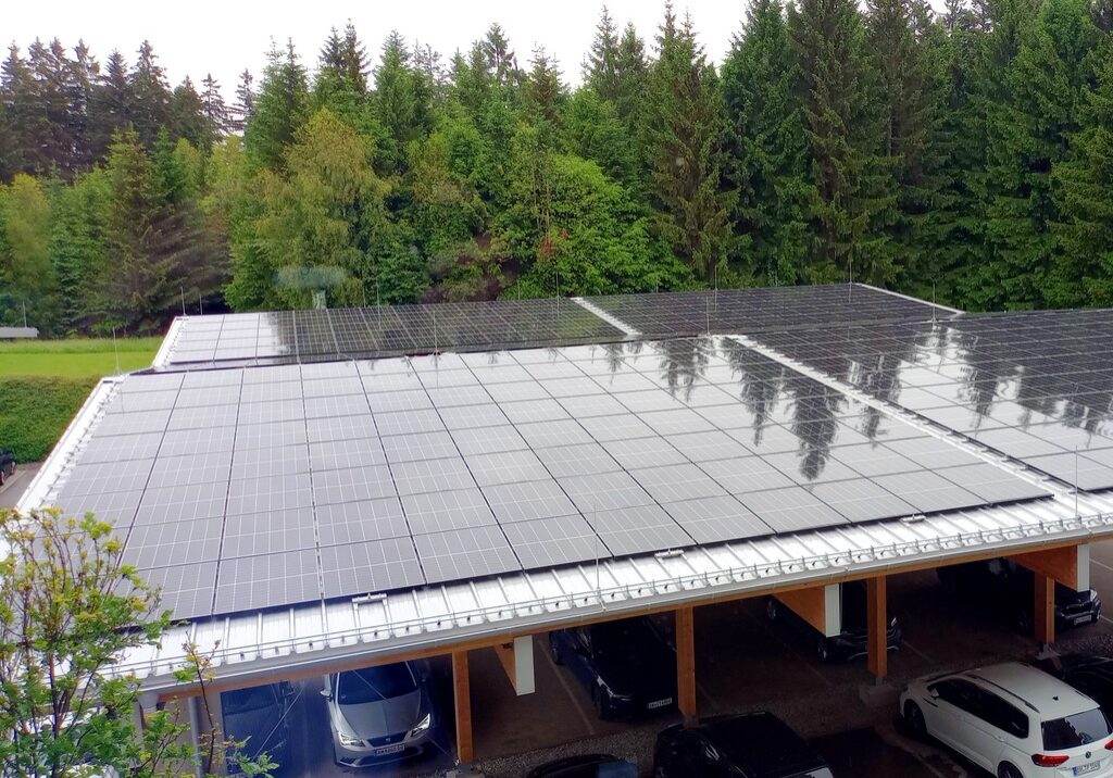 Kombination aus Parkplätzen und PV-Anlage ergänzt um Ladestationen et infra Nürnberg